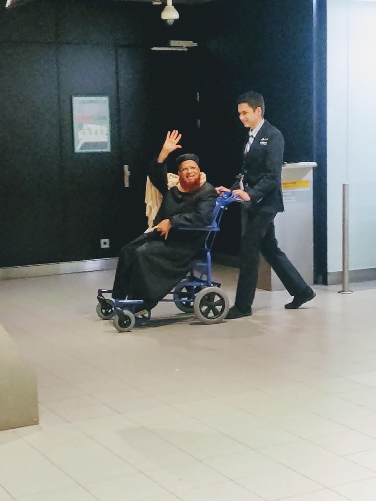 Shaykh bidding farewell at Amsterdam airport